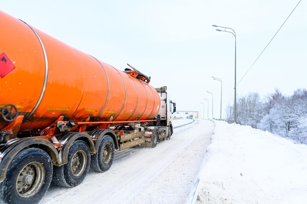 Een oplegger vrachtwagen oplegger trekker en oplegger om vracht te vervoeren