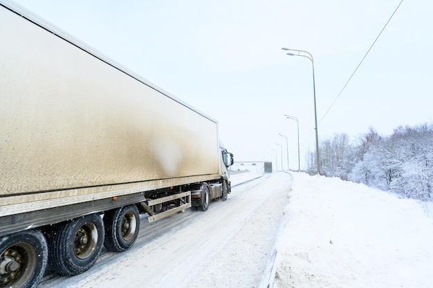 Een oplegger vrachtwagen oplegger trekker en oplegger om vracht te vervoeren