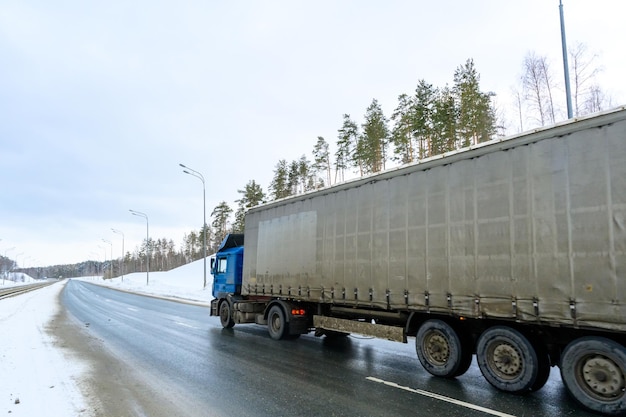 Een oplegger vrachtwagen oplegger trekker en oplegger om vracht te vervoeren