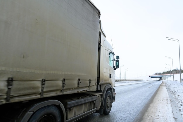 Een oplegger vrachtwagen oplegger trekker en oplegger om vracht te vervoeren