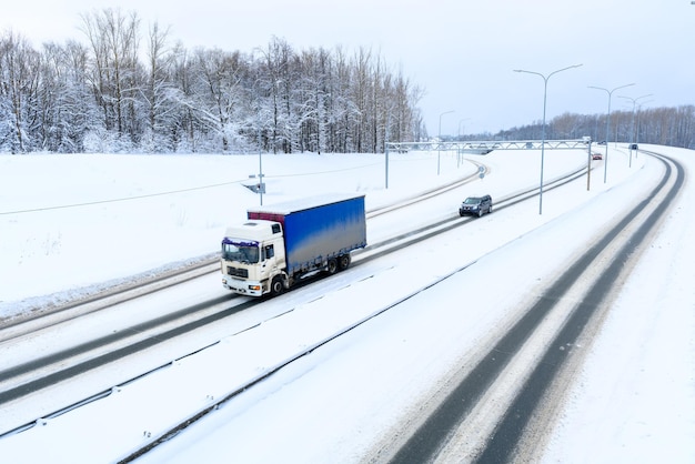 Een oplegger vrachtwagen oplegger trekker en oplegger om vracht te vervoeren