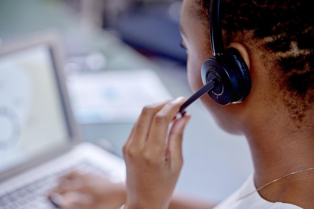 Een oplettend oor kan je overal doorheen helpen Shot van een onherkenbare vrouw die een headset gebruikt in een modern kantoor