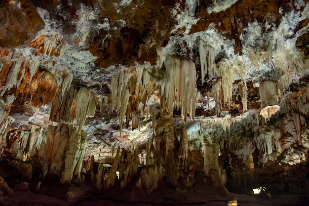 Een opname in de druipsteengrot van Cuevas del Aguila in Avila, Spanje