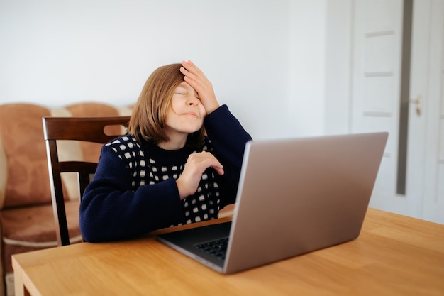 Een opwindende gamer die thuis op haar laptop speelt en de nieuwe virtuele wereld verkent en ervaart