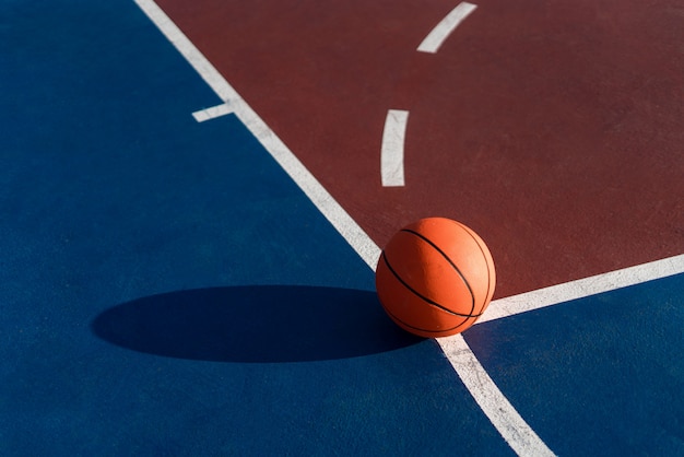 Een oranje bal op basketbalveld