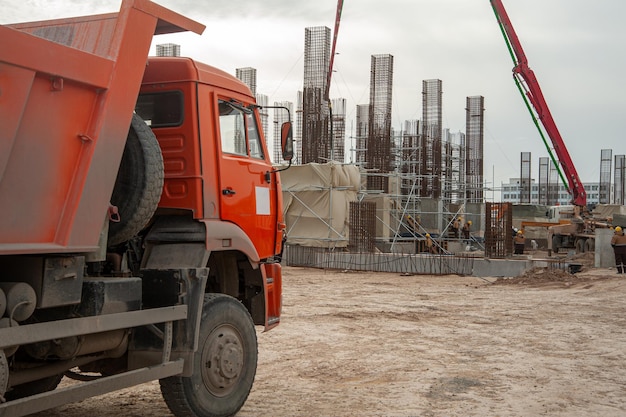 Een oranje dumper op een bouwterrein