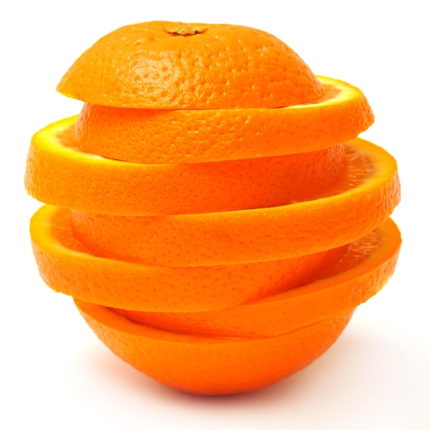 Een oranje fruit gesneden ringen geïsoleerd op een witte achtergrond