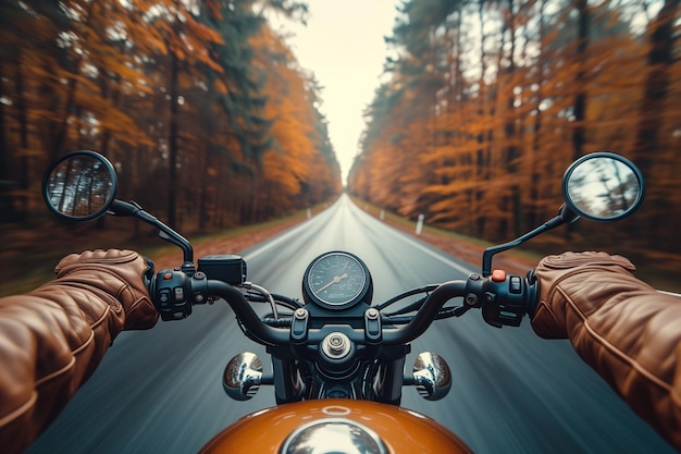 Een oranje motorfiets snelheid op een weg tussen bomen motorrijders uitzicht