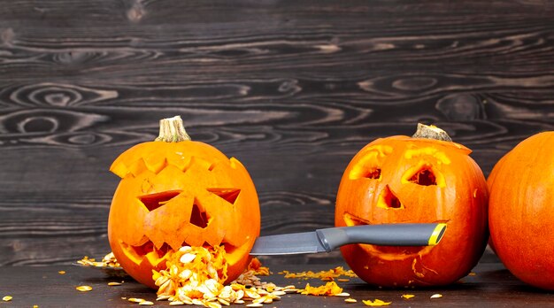 Een oranje pompoen voorbereiden voor Halloween-feest