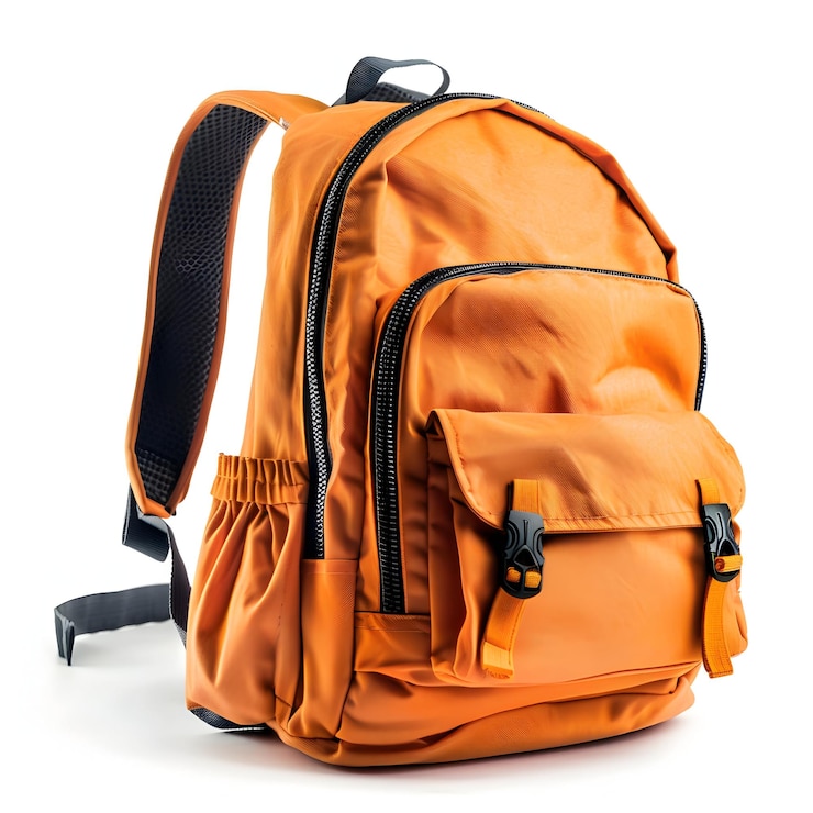 Foto een oranje rugzak met een zwarte riem waarop het woord quote staat