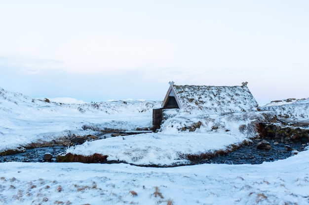 Foto een oud badhuis met een warmwaterbron in de bergen van ijsland.