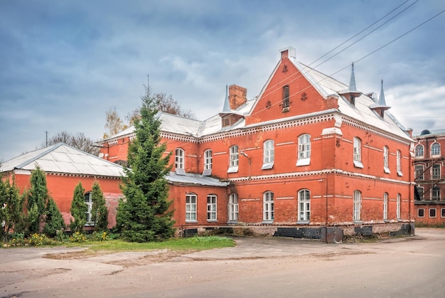 Een oud bakstenen gebouw van een woongebouw naast de textielfabriek GusKhrustalny