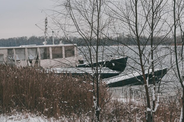 Een oud bevroren schip aan de oevers van de Dnipro-rivier Kiev, Oekraïne