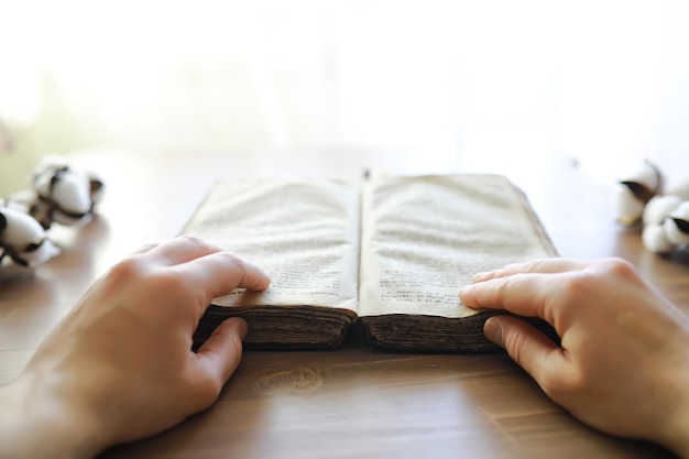 Een oud boek met vergeelde pagina's tweedehands boeken voor liefhebbers van lezen het concept van onderwijs kennis opdoen terug naar school