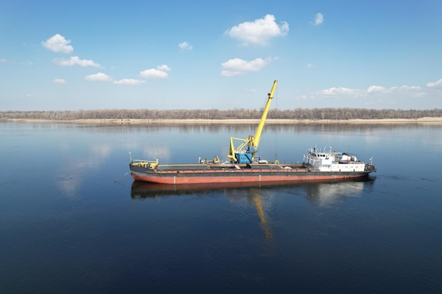 Een oud droogladingschip ligt verankerd onder zandlading op de Wolga