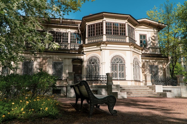 Een oud herenhuis in de Lopukhinsky-tuin van Sint-Petersburg, bekend als de datsja van Gromov. Lentedag