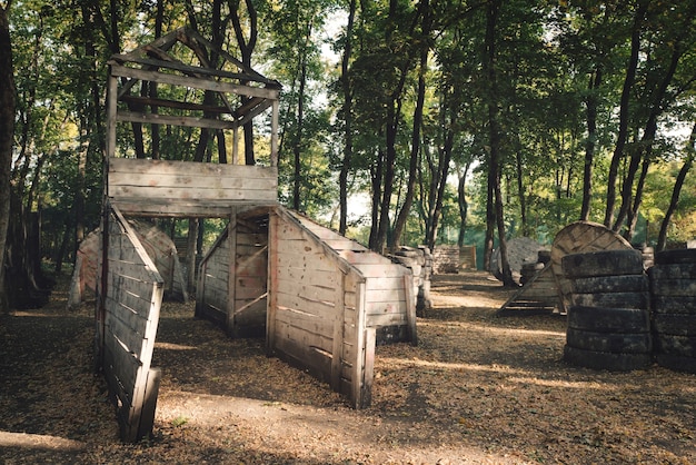 Een oud houten groot en vreemd gebouw aan de basis voor paintball