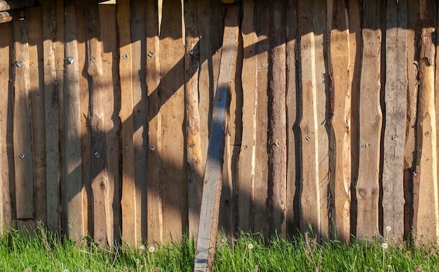 Een oud houten hek op het platteland