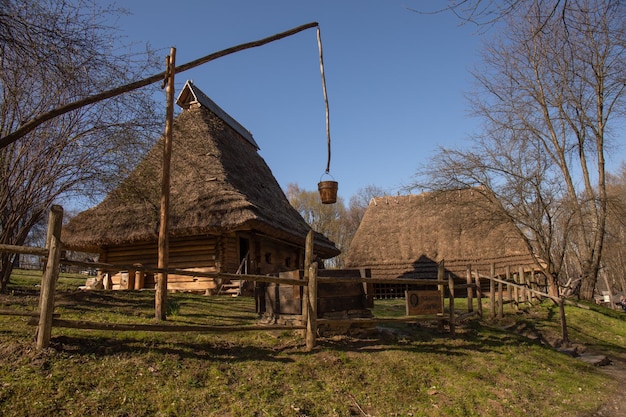 Een oud houten Oekraïens huis met een put op het grondgebied van het Shevchenkovsky hai-park in Lviv