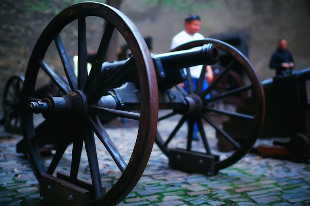 Een oud kanon / tentoonstelling van een antiek historisch kanon in een oud kasteel, een vintage wapen