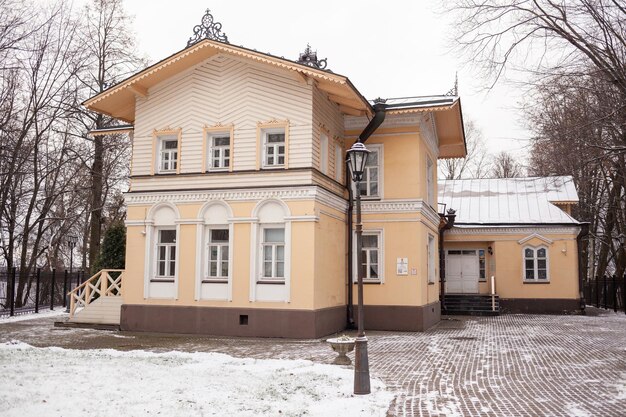 Een oud mooi herenhuis met een houten veranda, gebouwd in de 19e eeuw Cherepovets, Rusland.