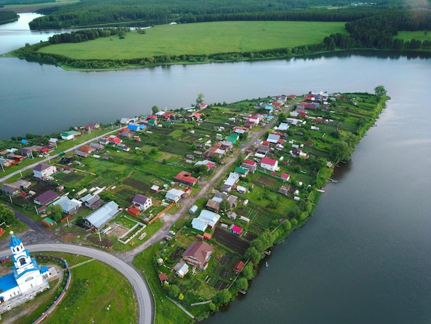 Een oud-orthodox kerkdorp aan de rivieroever in vogelvluchtperspectief