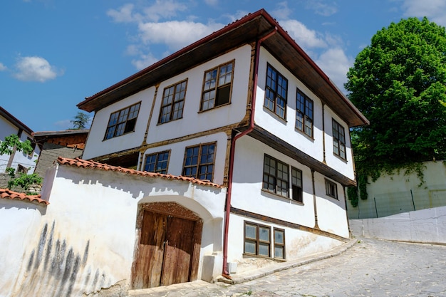 Een oud Ottomaans huis met een grote deur en een groot raam aan de rechterkant