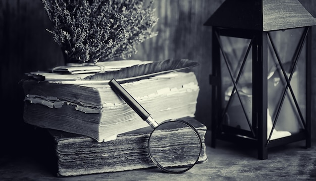 Een oud retro boek op tafel. Een encyclopedie van het verleden op een oud houten aanrecht. Een oud boek uit de bibiotica, een folio, een constitutie, bijbel.