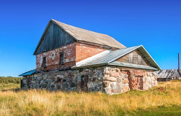 Een oud stenen badhuis in een dorp op de Solovetsky-eilanden