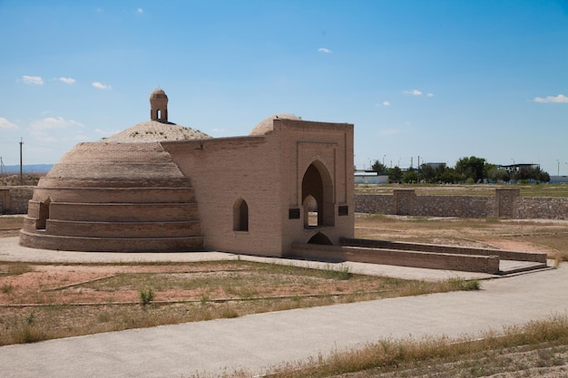 Een oud stenen gebouw voor het opslaan van water op de weg naar Buchara in Oezbekistan