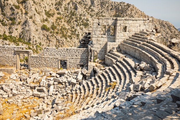 Een oud theater in Termessos zonder toeristen, stad dichtbij Antalya in Turkije