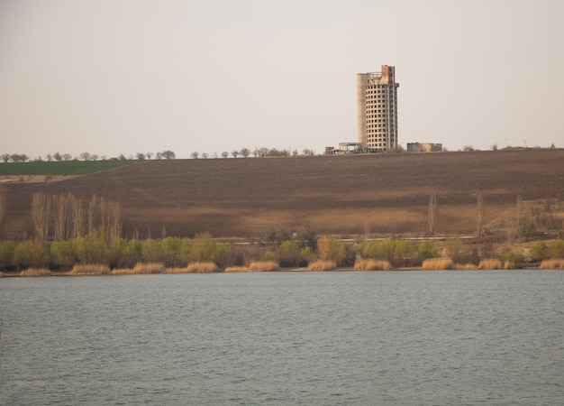 Een oud verlaten en onvoltooid gebouw voor een meer