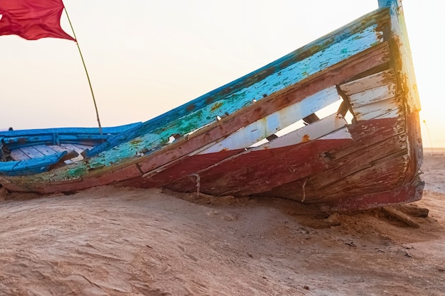 Een oude boot staat alleen midden in een zoutwoestijn