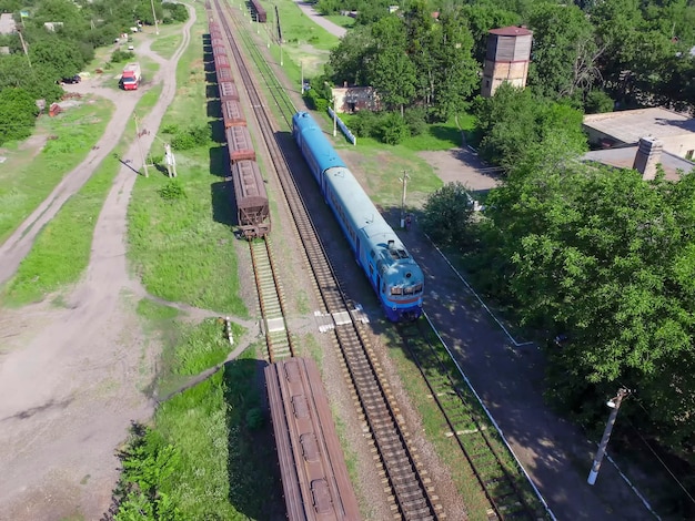 Een oude dieseltrein arriveerde op het treinstation Blauwe trein met een auto voor personenvervoer