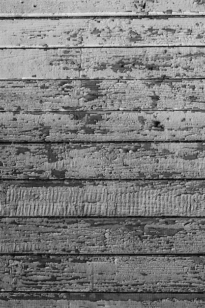 Een oude houten achtergrond gemaakt van planken met afbladderende verf van vertical