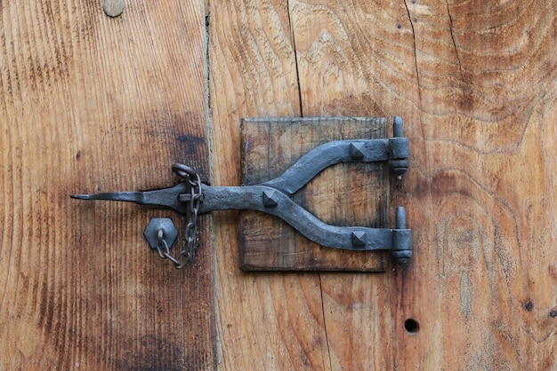 Foto een oude houten getextureerde deur met een oud metalen kijkgaatje