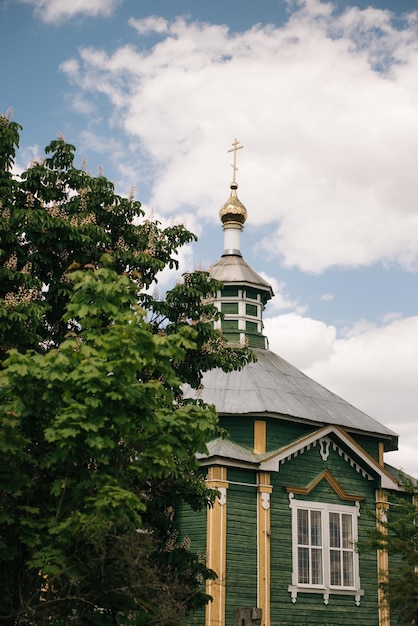 Een oude houten kerk in het dorp Morino, regio Grodno, Wit-Rusland.