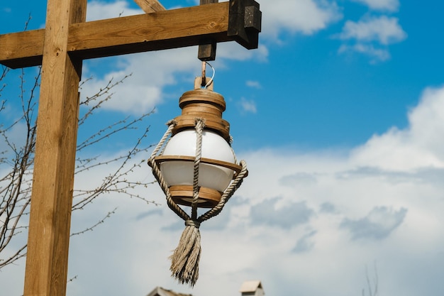 Een oude houten lantaarn die aan een houten paal hangt