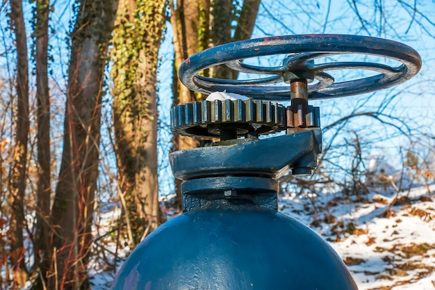 Een oude klep voor water en stoom Een technologisch monument in het gebied van de Hohensalzburg