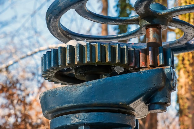 Foto een oude klep voor water en stoom een technologisch monument in het gebied van de hohensalzburg