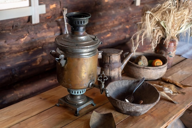 Een oude koperen samovar op tafel in een landelijk huis Rusland