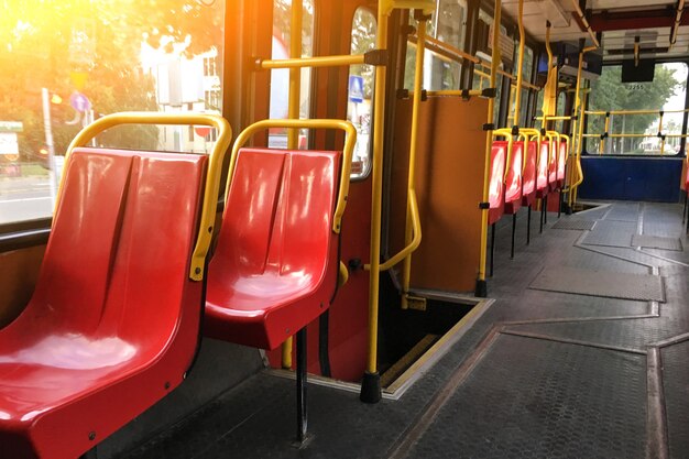 Een oude lege tram zonder mensen in de cabine