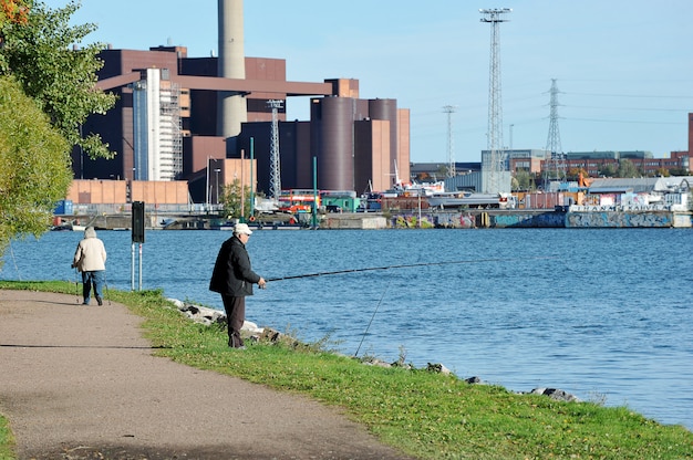 Een oude man die in het centrum van Helsinki, Finland vist