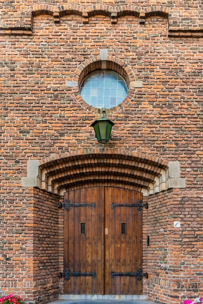 Een oude middeleeuwse gotische kerkdeur bij het historische kasteel Oude middeleeuwse oude deur