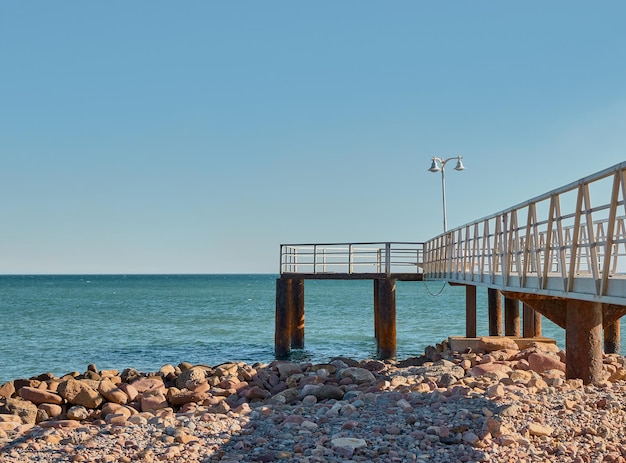 Een oude pier op het strand