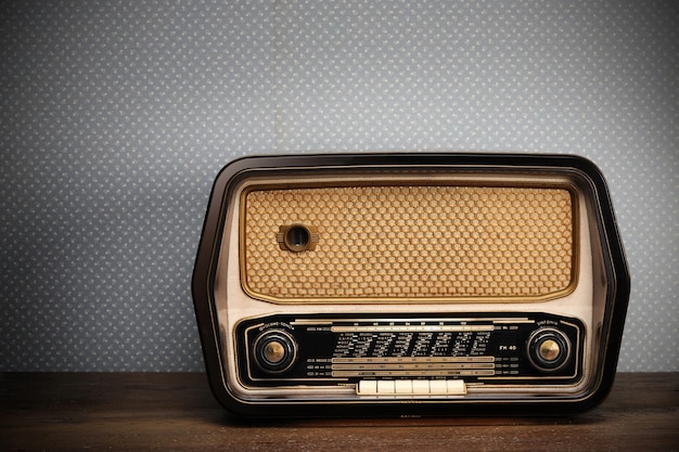 een oude radio met een scherm waarop staat radio
