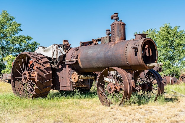 Foto een oude stoommachine dorsmachine op de prairies in saskatchewan