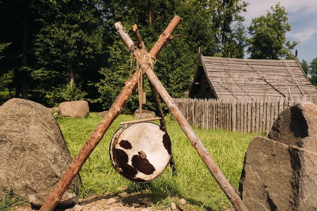 Een oude traditionele trommel met bont hangend in een middeleeuws dorp