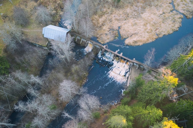 Een oude verlaten Finse waterkrachtcentrale aan de rivier de Volchya in de Varyamyanselka Ridge. luchtfoto