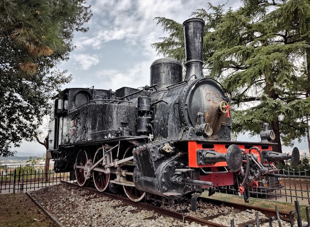 Een oude, verlaten stoomlocomotief